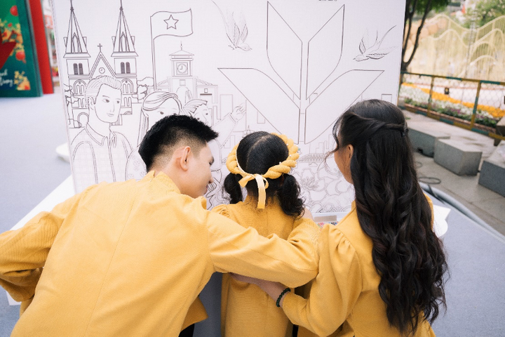 Bức tranh khổng lồ tại lễ hội đường sách TP.HCM hút khách tham quan - 3