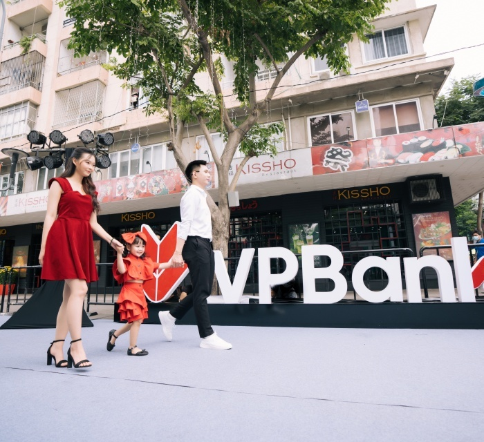 Bức tranh khổng lồ tại lễ hội đường sách TP.HCM hút khách tham quan - 1