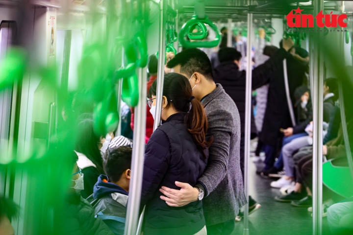 Du khách chen chân đi tàu điện Cát Linh-Hà Đông - 5