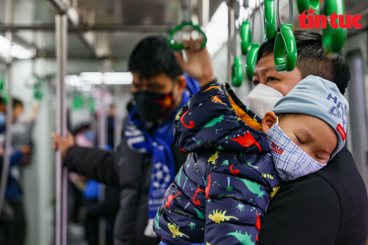 Du khách chen chân đi tàu điện Cát Linh-Hà Đông - 10