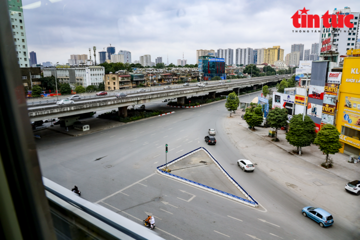 Du khách chen chân đi tàu điện Cát Linh-Hà Đông - 17