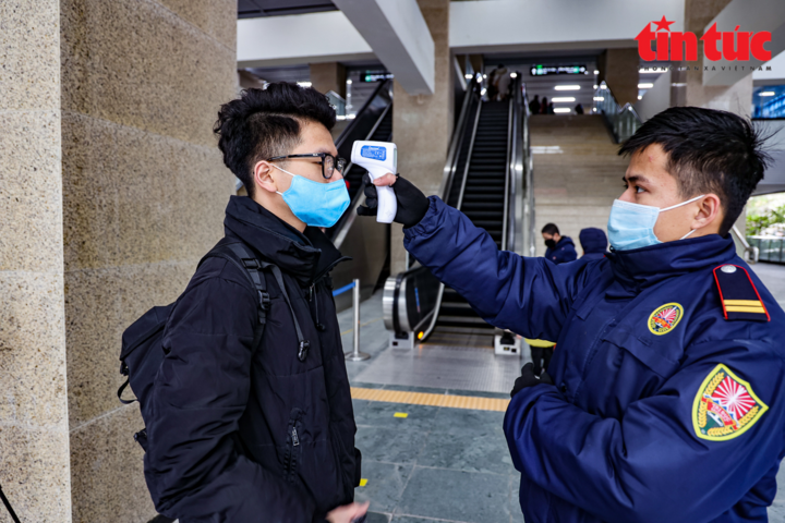 Du khách chen chân đi tàu điện Cát Linh-Hà Đông - 15