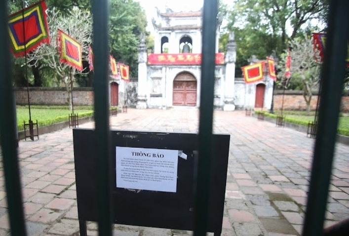 Người Hà Nội xếp hàng xin chữ đầu năm bên ngoài Văn Miếu - 1