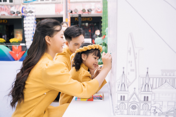 Bức tranh khổng lồ tại lễ hội đường sách TP.HCM hút khách tham quan - 2