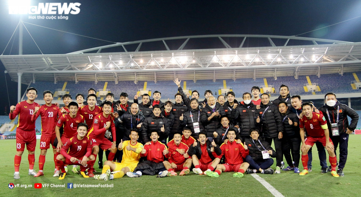 Ảnh: Thủ tướng Phạm Minh Chính xuống sân chúc mừng, tặng quà Tết tuyển Việt Nam - 7