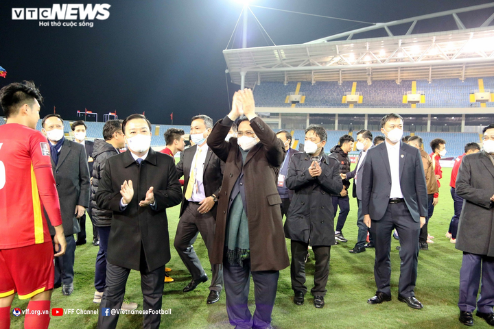 Ảnh: Thủ tướng Phạm Minh Chính xuống sân chúc mừng, tặng quà Tết tuyển Việt Nam - 2