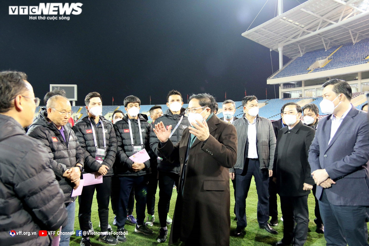 Ảnh: Thủ tướng Phạm Minh Chính xuống sân chúc mừng, tặng quà Tết tuyển Việt Nam - 6