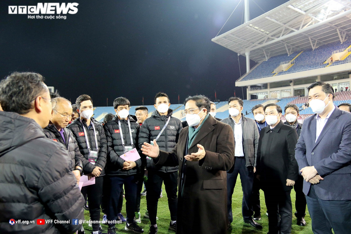 Ảnh: Thủ tướng Phạm Minh Chính xuống sân chúc mừng, tặng quà Tết tuyển Việt Nam - 3