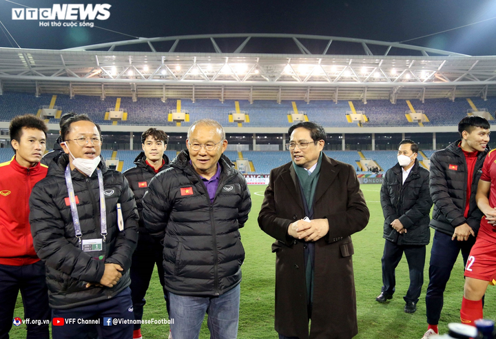 Ảnh: Thủ tướng Phạm Minh Chính xuống sân chúc mừng, tặng quà Tết tuyển Việt Nam - 8