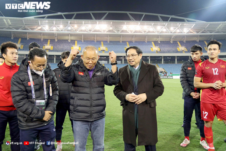 Ảnh: Thủ tướng Phạm Minh Chính xuống sân chúc mừng, tặng quà Tết tuyển Việt Nam - 5