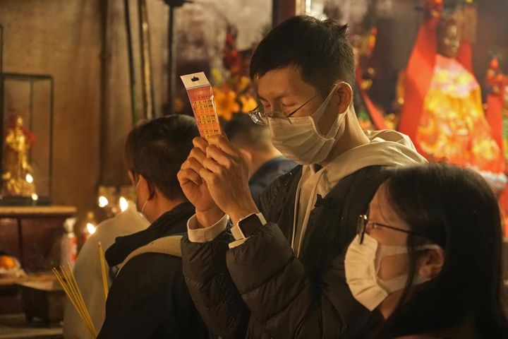 Người Trung Quốc đổ đi lễ chùa đầu năm bất chấp COVID-19 - 3