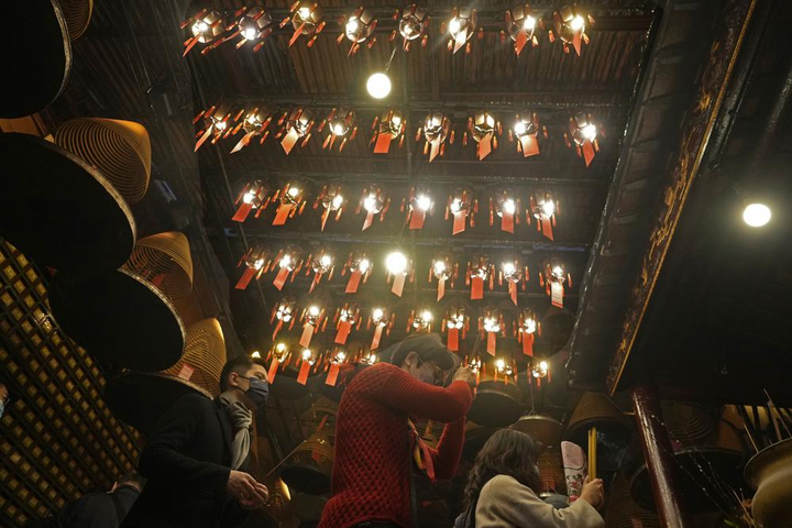 Người Trung Quốc đổ đi lễ chùa đầu năm bất chấp COVID-19 - 7