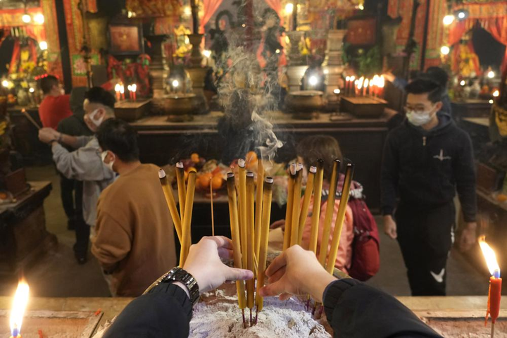 Người Trung Quốc đổ đi lễ chùa đầu năm bất chấp COVID-19 - 12