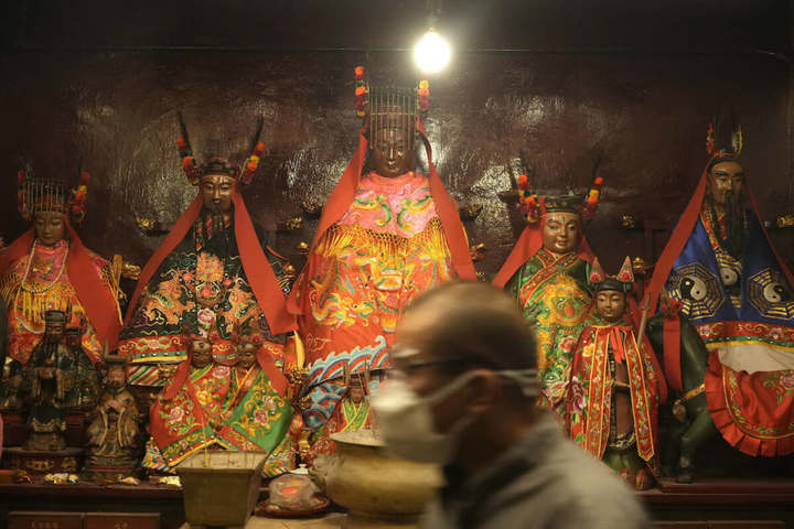 Người Trung Quốc đổ đi lễ chùa đầu năm bất chấp COVID-19 - 10