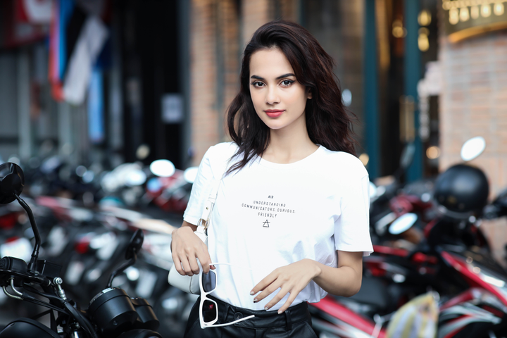 Nhan sắc 'nàng thơ' lai Tây, biết 4 thứ tiếng của đạo diễn Vũ Ngọc Đãng - 12