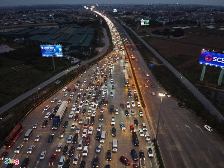Ảnh: Cao tốc cửa ngõ Hà Nội ùn ứ 2km chiều mùng 3 Tết - 1