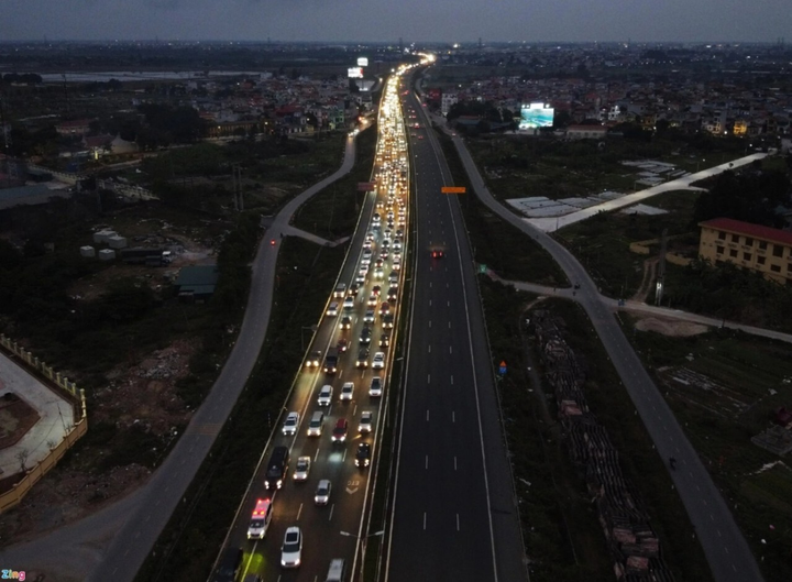 Ảnh: Cao tốc cửa ngõ Hà Nội ùn ứ 2km chiều mùng 3 Tết - 2