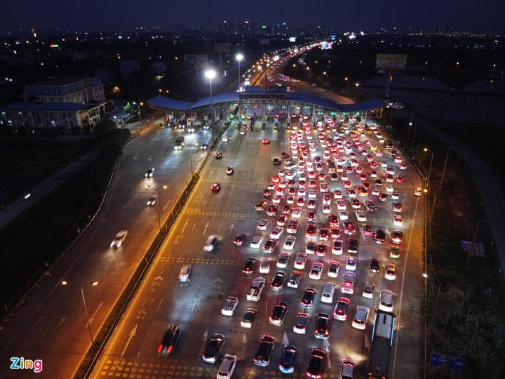 Ảnh: Cao tốc cửa ngõ Hà Nội ùn ứ 2km chiều mùng 3 Tết - 3