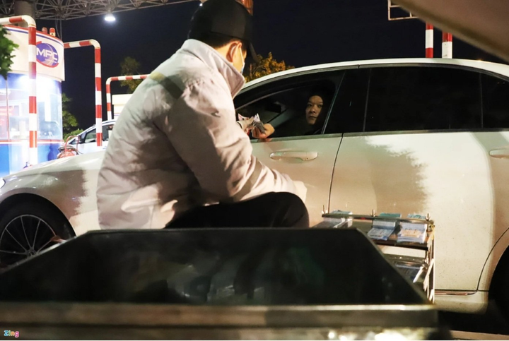 Ảnh: Cao tốc cửa ngõ Hà Nội ùn ứ 2km chiều mùng 3 Tết - 4