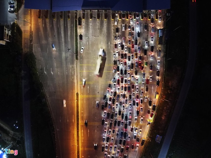 Ảnh: Cao tốc cửa ngõ Hà Nội ùn ứ 2km chiều mùng 3 Tết - 5