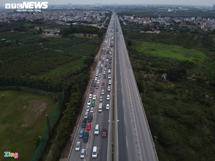 Ảnh: Cao tốc cửa ngõ Hà Nội ùn ứ 2km chiều mùng 3 Tết - 7