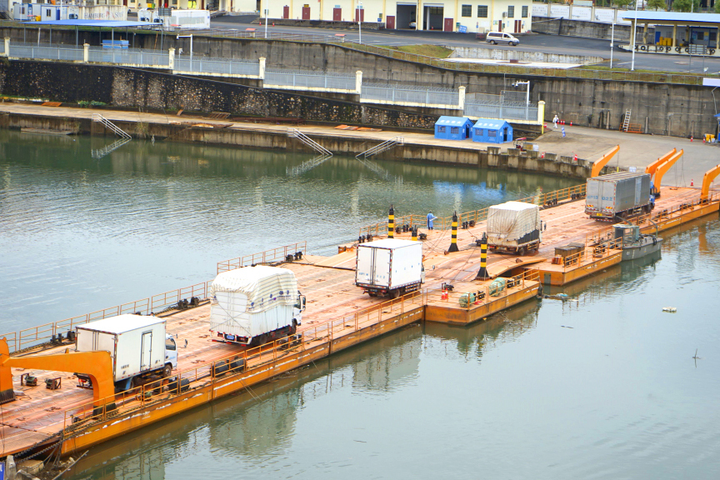 Mùng 3 Tết, mở cầu phao thông hàng qua Trung Quốc - 1