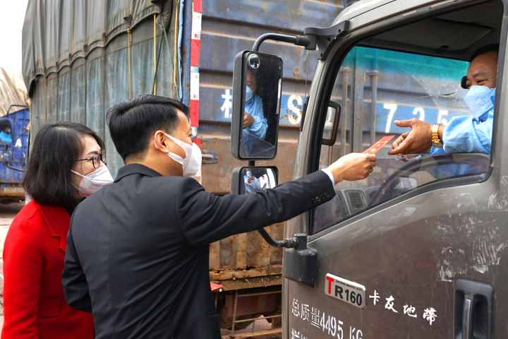 Mùng 3 Tết, mở cầu phao thông hàng qua Trung Quốc - 2