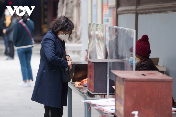 Chen chân vái vọng trước cửa Phủ Tây Hồ sáng mùng 3 Tết Nhâm Dần - 14