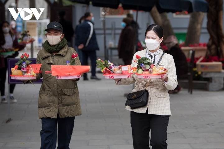 Chen chân vái vọng trước cửa Phủ Tây Hồ sáng mùng 3 Tết Nhâm Dần - 13