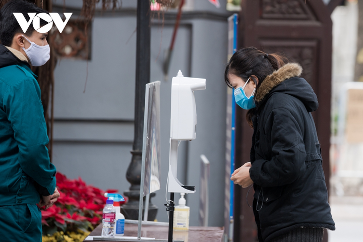 Chen chân vái vọng trước cửa Phủ Tây Hồ sáng mùng 3 Tết Nhâm Dần - 11