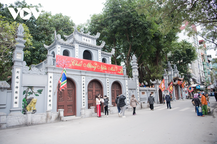 Chen chân vái vọng trước cửa Phủ Tây Hồ sáng mùng 3 Tết Nhâm Dần - 10