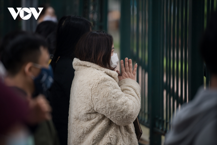 Chen chân vái vọng trước cửa Phủ Tây Hồ sáng mùng 3 Tết Nhâm Dần - 16