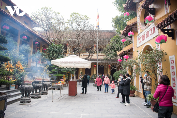 Chen chân vái vọng trước cửa Phủ Tây Hồ sáng mùng 3 Tết Nhâm Dần - 8