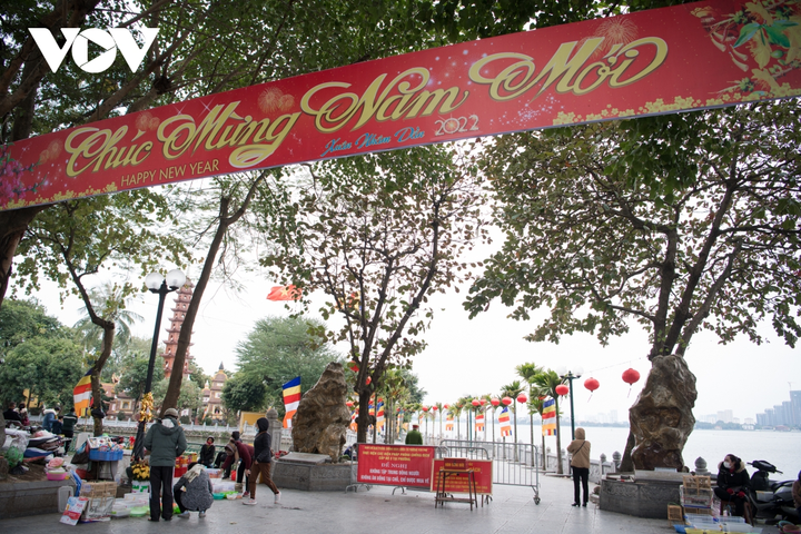 Chen chân vái vọng trước cửa Phủ Tây Hồ sáng mùng 3 Tết Nhâm Dần - 18