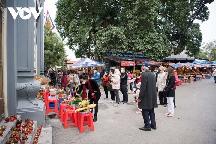 Chen chân vái vọng trước cửa Phủ Tây Hồ sáng mùng 3 Tết Nhâm Dần - 6