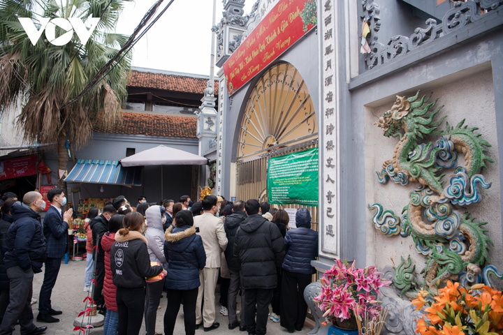 Chen chân vái vọng trước cửa Phủ Tây Hồ sáng mùng 3 Tết Nhâm Dần - 3