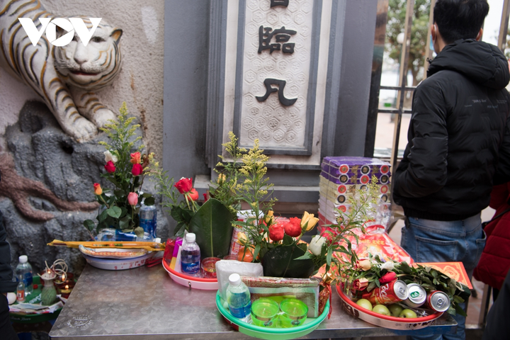 Chen chân vái vọng trước cửa Phủ Tây Hồ sáng mùng 3 Tết Nhâm Dần - 5