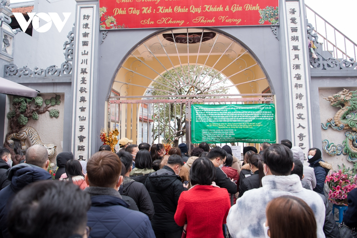 Chen chân vái vọng trước cửa Phủ Tây Hồ sáng mùng 3 Tết Nhâm Dần - 4