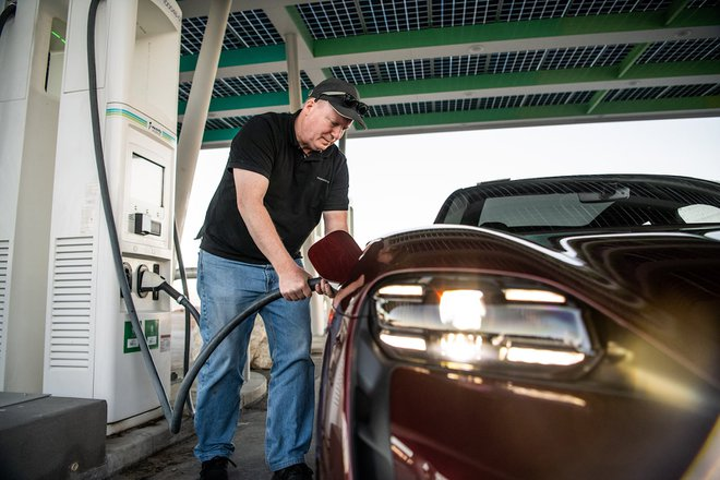 Porsche Taycan lập kỷ lục đi xuyên nước Mỹ với hơn 2 giờ sạc điện - 2