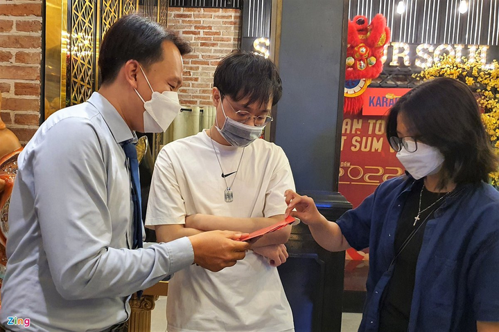 Cảnh trái ngược khi quán bar, karaoke ở TP.HCM mở cửa xuyên Tết - 2