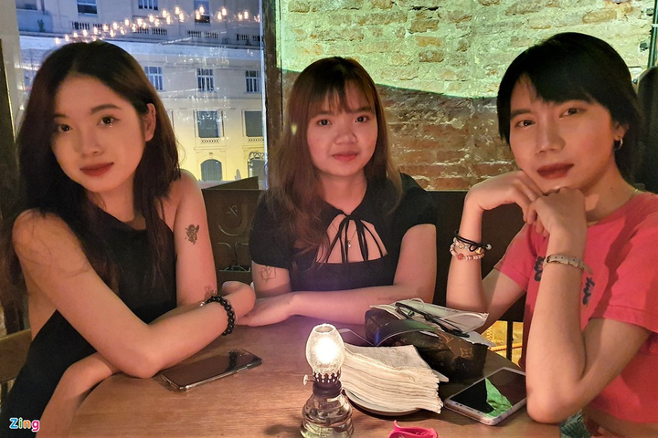 Cảnh trái ngược khi quán bar, karaoke ở TP.HCM mở cửa xuyên Tết - 3