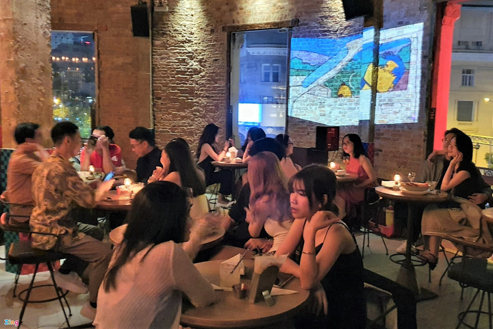 Cảnh trái ngược khi quán bar, karaoke ở TP.HCM mở cửa xuyên Tết - 4