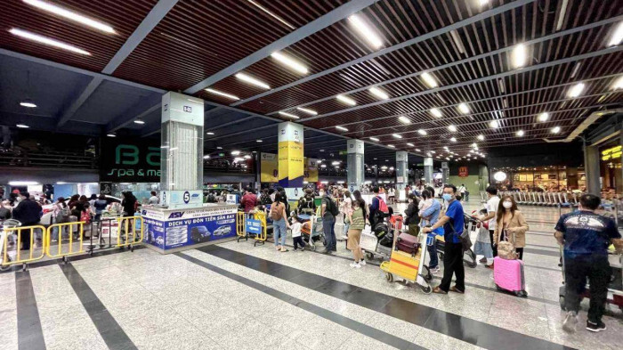 Khách đến sân bay Tân Sơn Nhất đông kỷ lục - 1