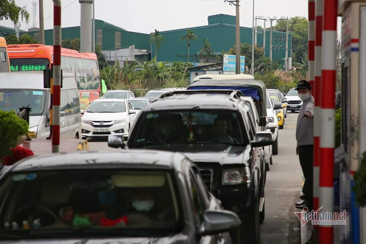 Hà Nội: Lối ra cao tốc Pháp Vân - Cầu Giẽ ùn tắc hơn 2km chiều mùng 4 Tết - 2