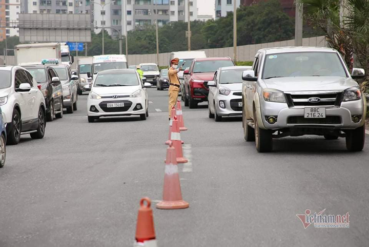 Hà Nội: Lối ra cao tốc Pháp Vân - Cầu Giẽ ùn tắc hơn 2km chiều mùng 4 Tết - 1