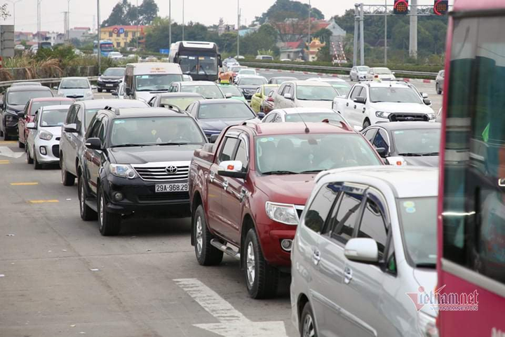 Hà Nội: Lối ra cao tốc Pháp Vân - Cầu Giẽ ùn tắc hơn 2km chiều mùng 4 Tết - 7