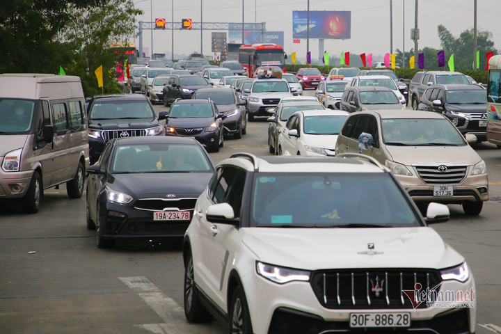 Vì sao ô tô liên tục bị ùn tắc tại các tuyến cao tốc ngày Tết? - 2
