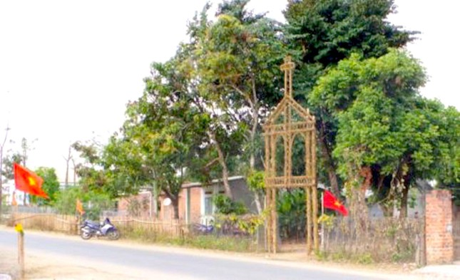 Người dân vây bắt kẻ vác dao xông vào buổi lễ chém linh mục - 1