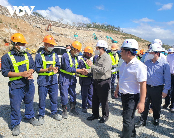 Thủ tướng giải quyết ngay vướng mắc khi kiểm tra tuyến cao tốc Bắc - Nam - 3