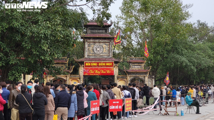 Bắc Ninh: Dòng người ken đặc viếng Đền Cùng - Giếng Ngọc dịp đầu năm mới - 1